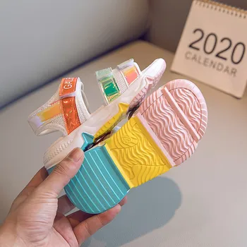 Kids Sandaler 2020 Nye Mode Sommer Piger Bred Farverige Laser Læder Komfortable Rainbow Gummi Drenge Sandaler Børn Sko