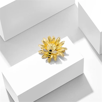 DoreenBeads Mode Pin-Brocher Daisy Blomst Bee Til Kvinder Tilbehør Guld Farve Klare Rhinestone Gave 40 mm x 40 mm, 1 stk