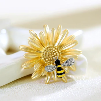DoreenBeads Mode Pin-Brocher Daisy Blomst Bee Til Kvinder Tilbehør Guld Farve Klare Rhinestone Gave 40 mm x 40 mm, 1 stk