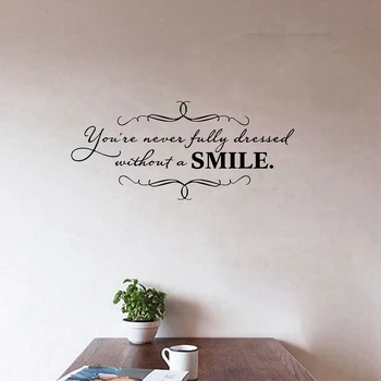 Gratis forsendelse Elegante vægoverføringsbillede Citater -Du er Aldrig Fuldt Påklædt Uden ET SMIL Vinyl Wall Sticker Til Piger Værelses Kunst Indretning